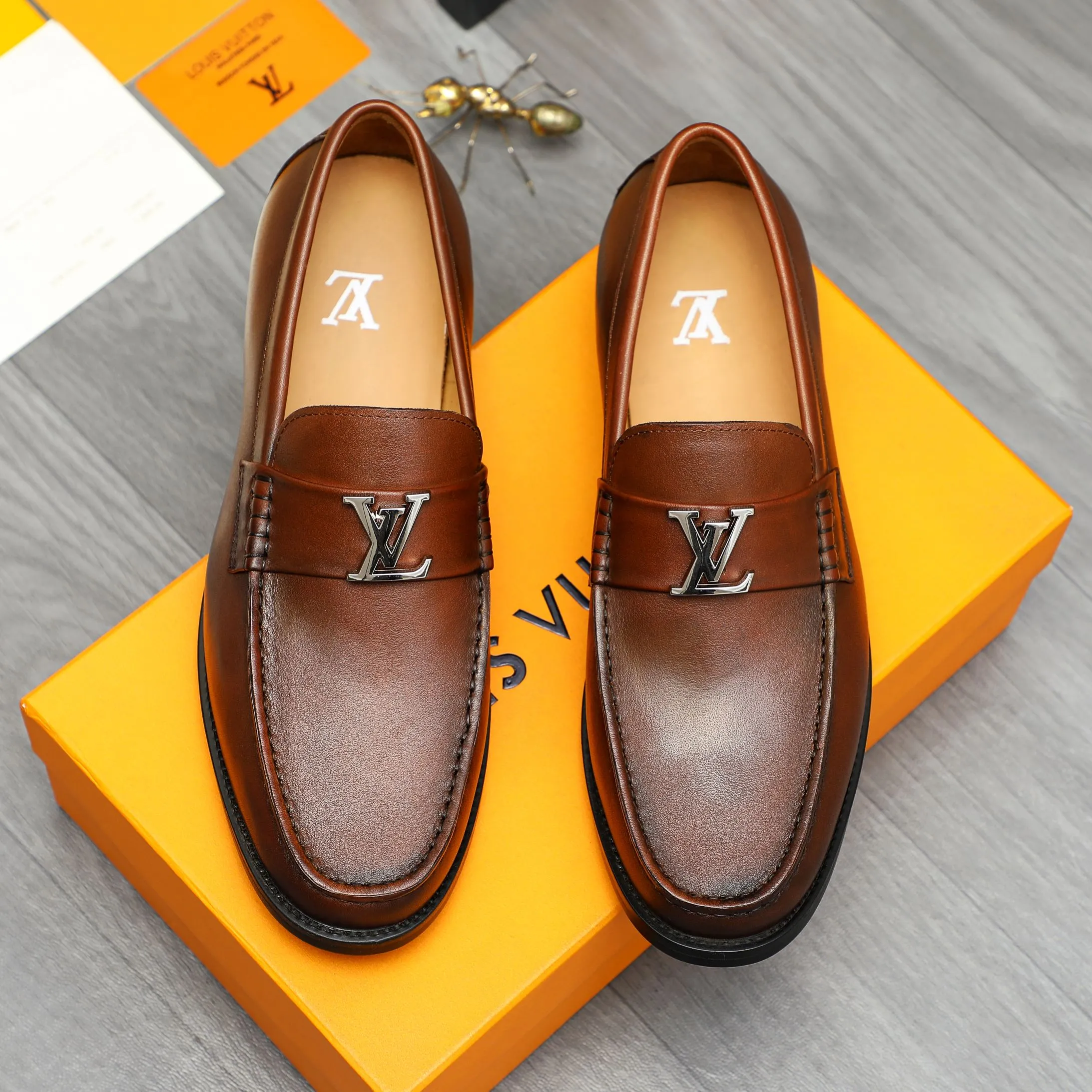 Men's shoes 💰442 Product trademark: LV "Louis Vuitton" business slip-on leather shoes Regular size: 38-46 (45.46 custom-made, non-returnable) Product materials: Selected color-brushed cowhide upper, cowhide lining, original rubber outsole